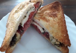 Tosti met salami, kaas en eigengemaakte pesto