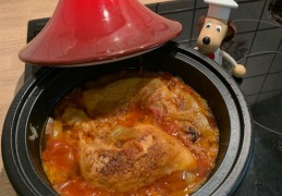 Tajine: kippenbouten en zijn garnituren