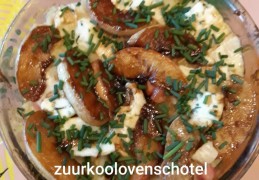 Zuurkoolschotel met appel en gevulde brie