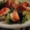 Salade met rauwe ham gevuld met roomkaas en honingdressing 