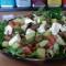 Griekse salade met avocado feta en rucola