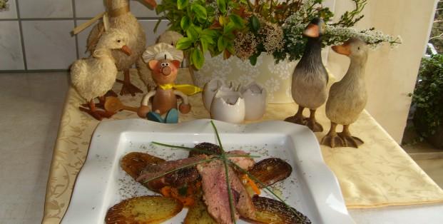 Eendenborst op een bedje van groenten met aardappel