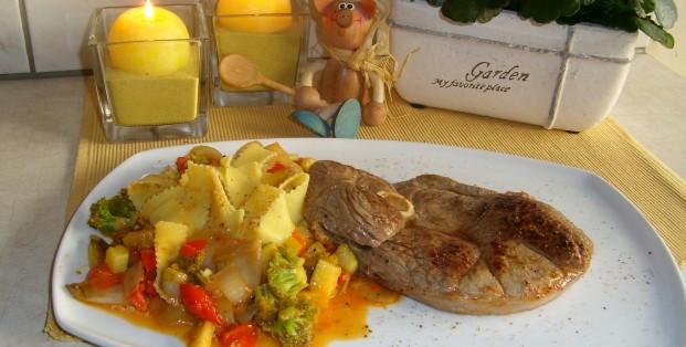Lamsboutsnede met pasta en frisse groenten