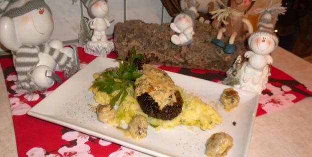 Vleesbroodje op een bedje van aardappel-prei puree