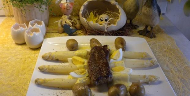 Steak vergezeld van asperges badend in bearnaise