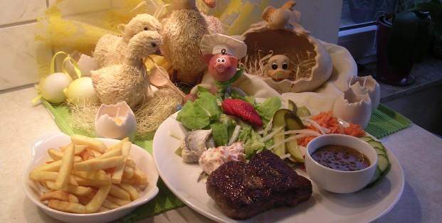 Steak met pepersaus en zijn garnituren Steak met pepersaus en zijn garnituren