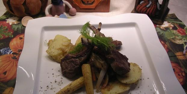 Lamscortelletjes op een bedje van aardappelen en .