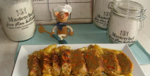 Vlees: vleesbroodje met groenten pittig gekruid geserveerd met aardappelen Vlees: vleesbroodje met groenten pittig gekruid geserveerd met aardappelen