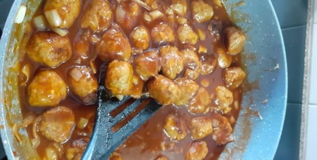 Gehaktballetjes in zoetzure saus