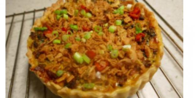 Oosterse gehakttaart met spekjes, paksoi en paprika.