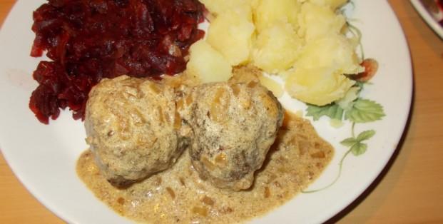 Deense gehakballetjes in dille-yoghurtsaus