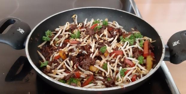 Indisch gekruid gehakt met ketjap taugé en paprika