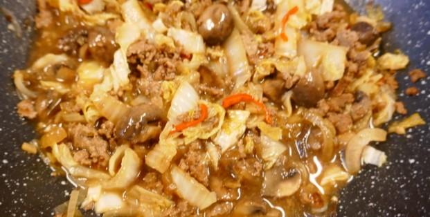 Gestoofde Chinese kool met gehakt en een Oosters tintje. Gestoofde Chinese kool met gehakt en een Oosters tintje.