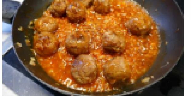 Oosterse gehaktballetjes in een zoet- zure licht pittige saus. Oosterse gehaktballetjes in een zoet- zure licht pittige saus.