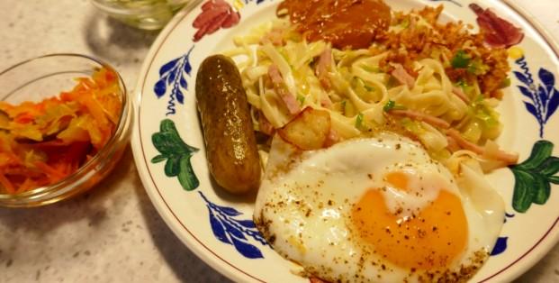 Eenvoudige bami met pindasaus en een eitje