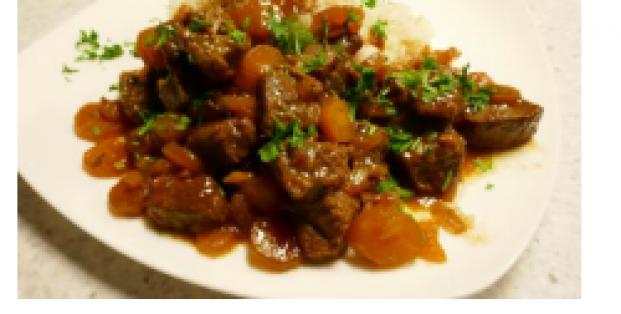 Thais gestoofd rundvlees met broccoli en rijst. Thais gestoofd rundvlees met broccoli en rijst.