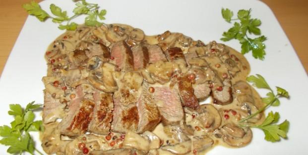 Biefstuk met champignon-roze peper-cognacsaus Biefstuk met champignon-roze peper-cognacsaus