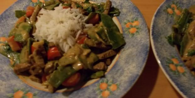 Aziatische runderreepjes met peultjes en paprika in  pindakokossaus