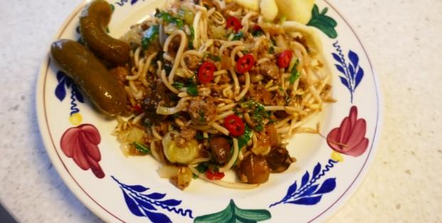 Roerbak met rundergehakt, paksoi en kastanje champignons