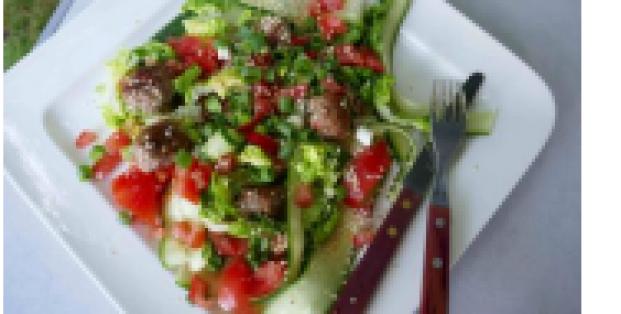 Oosterse maaltijdsalade met licht pittige gehaktballetjes