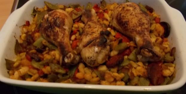 Heerlijke Spaanse ovenschotel met kip, bonen, paprika en chorizo