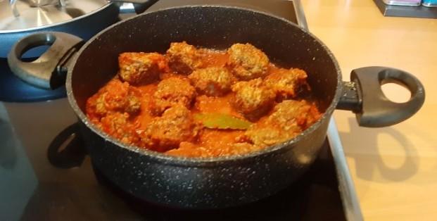 Zalige Mediterrane gehaktballetjes in kruidige tomatensaus met olijven