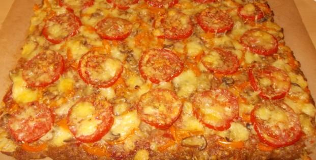 Gehaktpizza van de plaat zonder deeg Gehaktpizza van de plaat zonder deeg