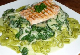 Tagliatelle met verse spinazie, courgette en gegrilde zalm