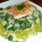 Tagliatelle met verse spinazie, courgette en gegrilde zalm