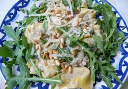 Tortellini met champignons, rucola en pesto