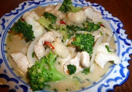 Groene curry met broccoli, bloemkool & kip