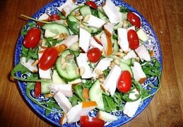 Snelle lunchsalade met gerookte kip