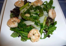 Salade met asperges (groen/wit) en grote garnalen