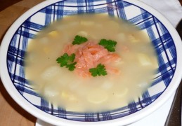 Romige aspergesoep met gerookte zalm