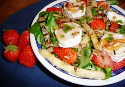 Lentesalade met asperges, aardbeien en geitenkaas
