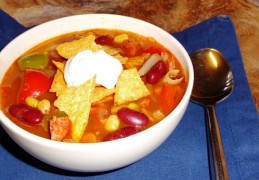 Goedgevulde Mexicaanse groentesoep met Chorizo
