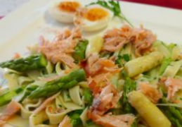 Asperge-tagliatelle met kruidensaus, warm gerookte zalm en ei.