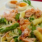 Asperge-tagliatelle met kruidensaus, warm gerookte zalm en ei.