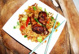 Bami met gemarineerde drumsticks (5 spices)