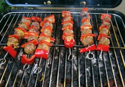 Bbq: Spiezen met gehaktballetjes en rode puntpaprika