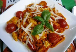 Snelle pasta met kip, tomaatjes, mozzarella en (rode)pesto