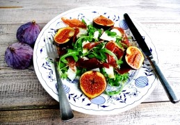 Salade met gegrilde vijgen, Parma ham en Parmezaanse kaas