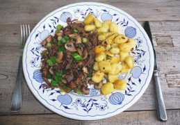 Gehaktpannetje met champignons en gebakken gnocchi