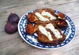 Wentelteefjes van mueslibrood gebakken vijg en Gorgonzola