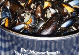 Mosselen op Griekse wijze met feta en ouzo