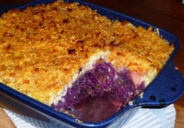 Ovenschotel met rode spitskool en studentenhaver