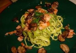 Spaghetti met gerookte zalm en paddenstoelen