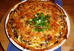 Hartige taart met champignons, paprika en spekjes