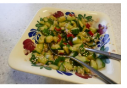 Zoetzure komkommersalade met een Aziatisch Tintje.