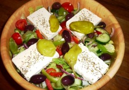 Griekse boerensalade met ijsbergsla